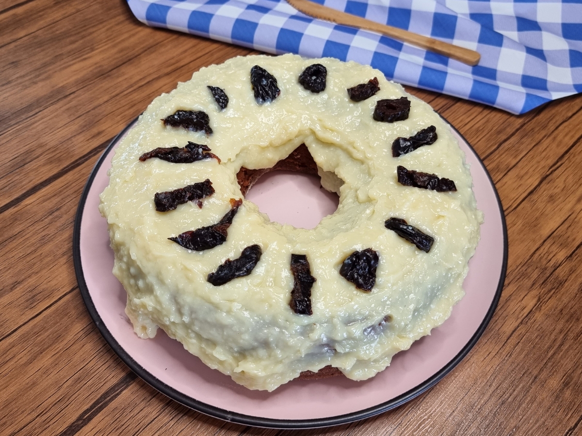 Bolo de ameixa com beijinho