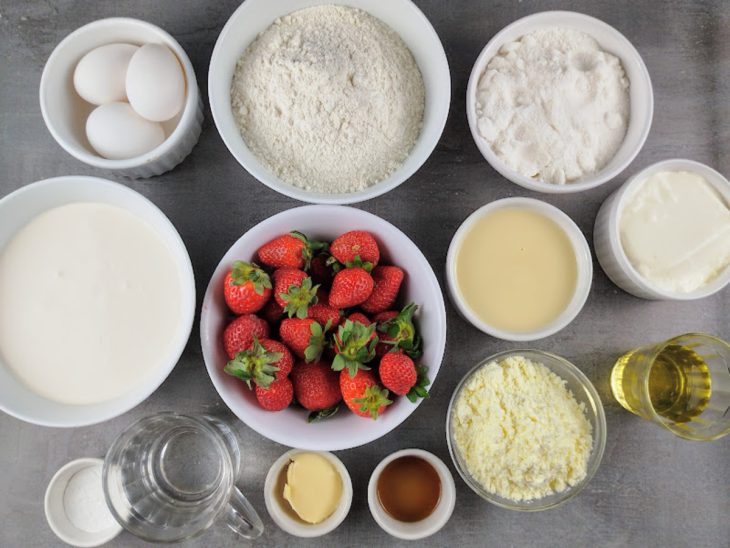 Ingredientes para a receita de bolo de aniversário confeitado.