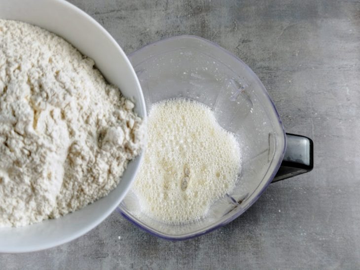 Farinha de trigo e fermento adicionados no liquidificador.