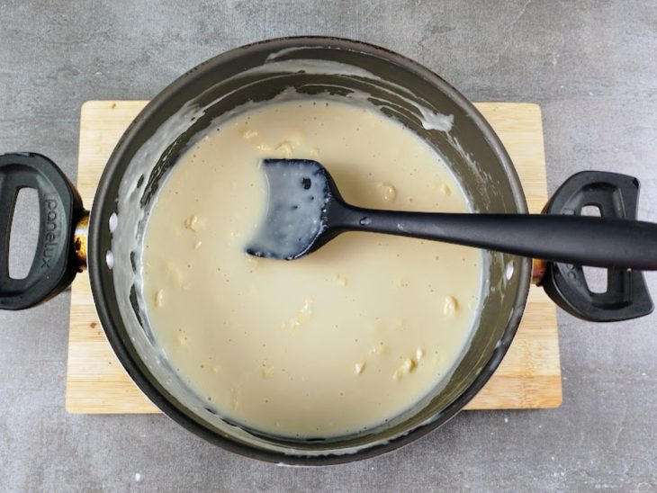 Creme de leite, leite condensado e margarina em uma panela.