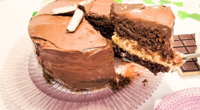 Bolo de aniversário de chocolate e beijinho