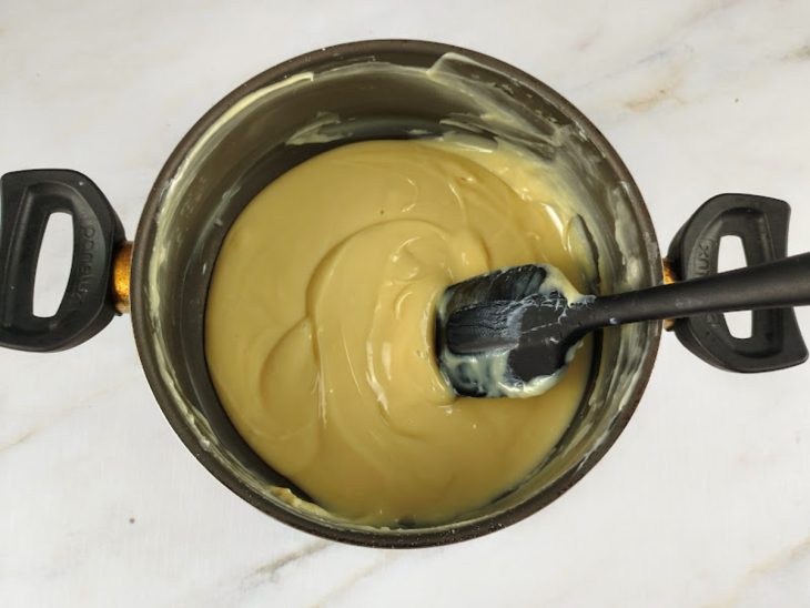 Brigadeiro branco com textura cremosa e densa em uma panela.