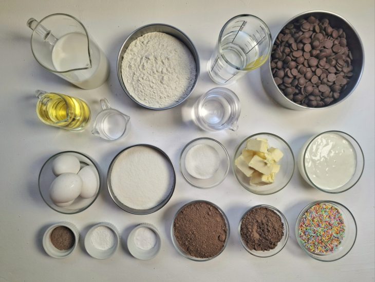 Ingredientes para a receita de bolo de aniversário simples.