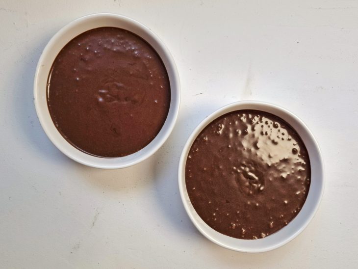 Creme de chocolate dividido em duas porções.