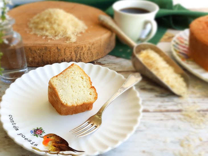 Um recipiente contendo um pedaço de bolo de arroz cozido com queijo.