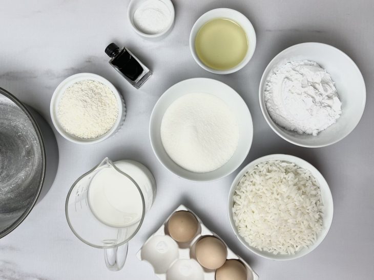 Ingredientes para a receita de bolo de arroz cozido de liquidificador.