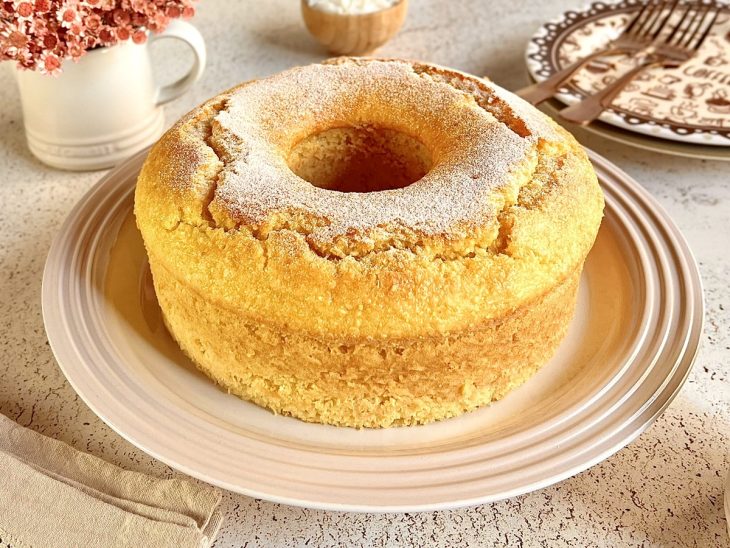 Bolo de arroz cozido de liquidificador, pronto para consumo em um prato.