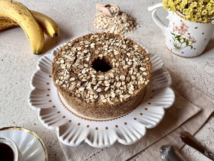 Um prato com bolo de aveia com banana.