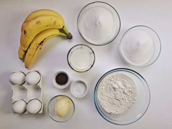 Ingredientes para o bolo de banana.