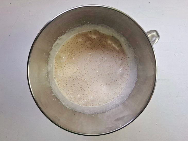 Creme liso formado por ovos e açúcar em uma tigela de batedeira.