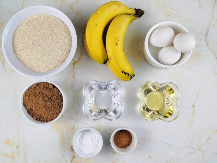 Ingredientes para a receita de bolo de banana com aveia rápido.