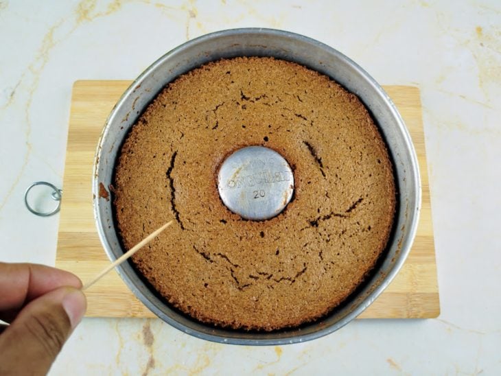 Bolo de banana com aveia rápido assado.