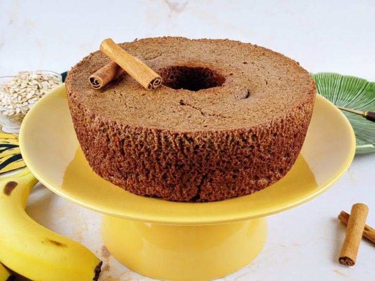 Bolo de banana com aveia rápido pronto para servir.