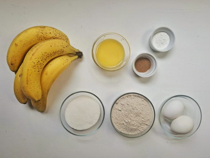 ingredientes reunidos para fazer bolo de banana com aveia simples