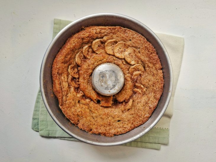 bolo de banana com aveia simples na forma