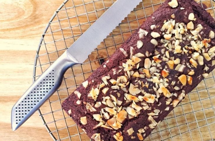 Bolo de banana com cacau e castanhas