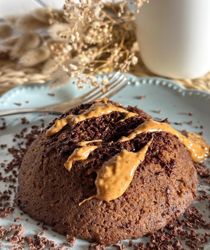 Bolo de banana com cacau e manteiga de amendoim