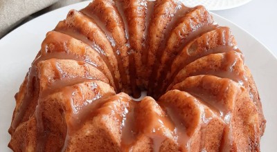 Bolo de banana com canela e caramelo