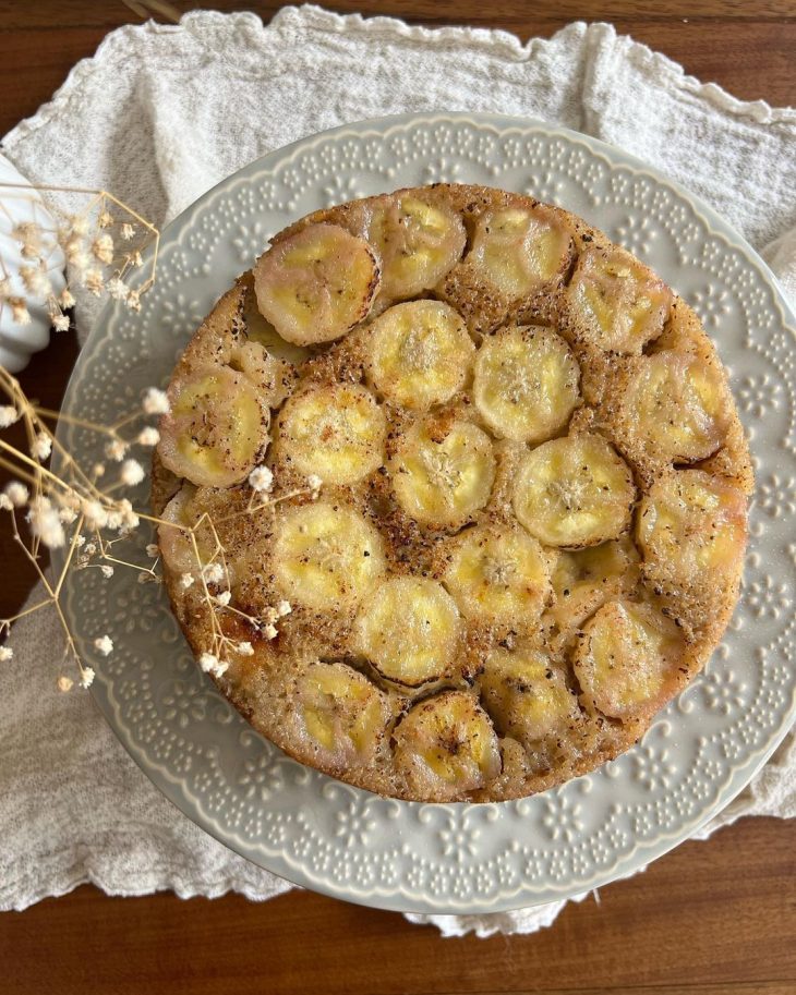 Bolo de banana com coco invertido