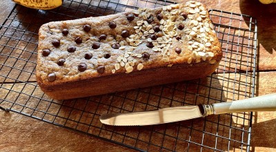 Bolo de banana com uva-passa