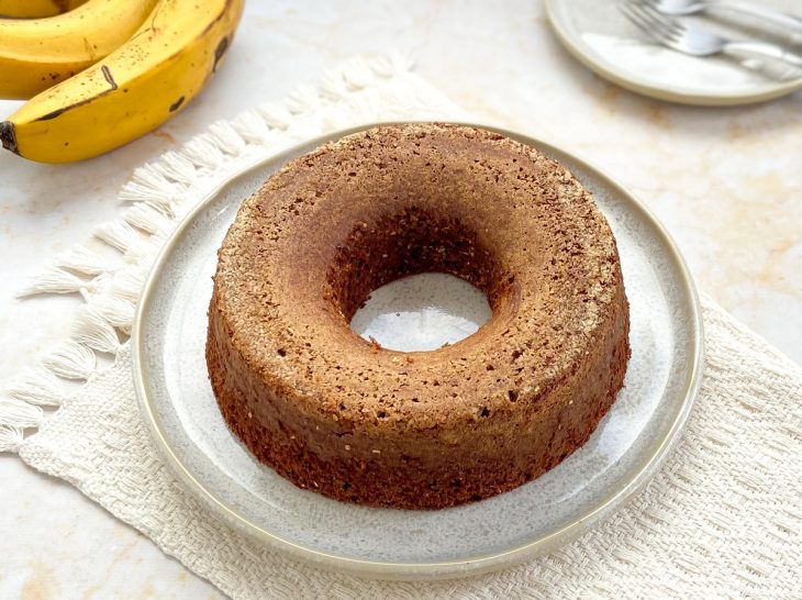 Bolo de banana e aveia desenformado.