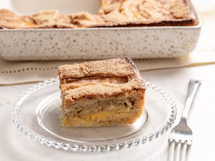 Um prato com um pedaço de bolo de banana fácil.