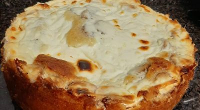 Bolo de banana que já sai recheado do forno