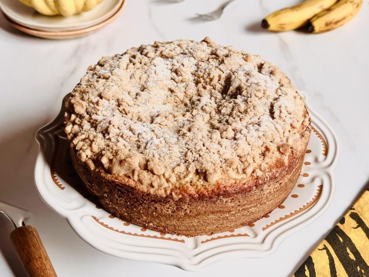 Uma boleira com bolo de banana rápido.