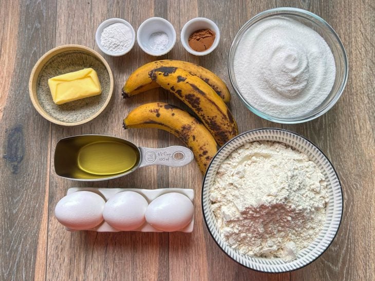 ingredientes reunidos para fazer bolo de banana simples