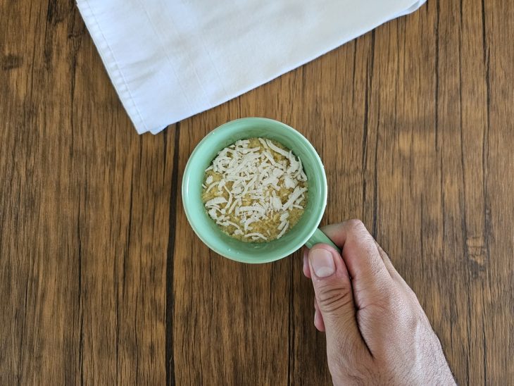 Uma caneca com a mistura de todos os ingredientes para a massa do bolo.