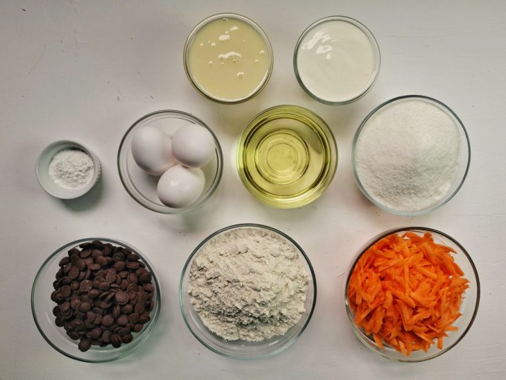 Ingredientes para o bolo de cenoura.