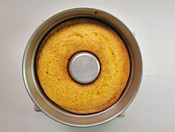 Bolo de cenoura assado em uma forma.