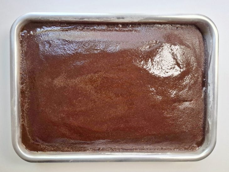 Bolo de cenoura com cobertura de chocolate na forma pronto para consumo.