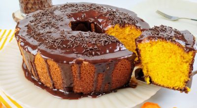 Bolo de cenoura com cobertura de chocolate fácil e rápido