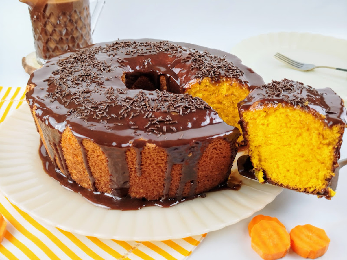 Bolo de cenoura com cobertura de chocolate fácil e rápido