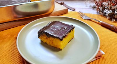 Bolo de cenoura com cobertura de chocolate simples