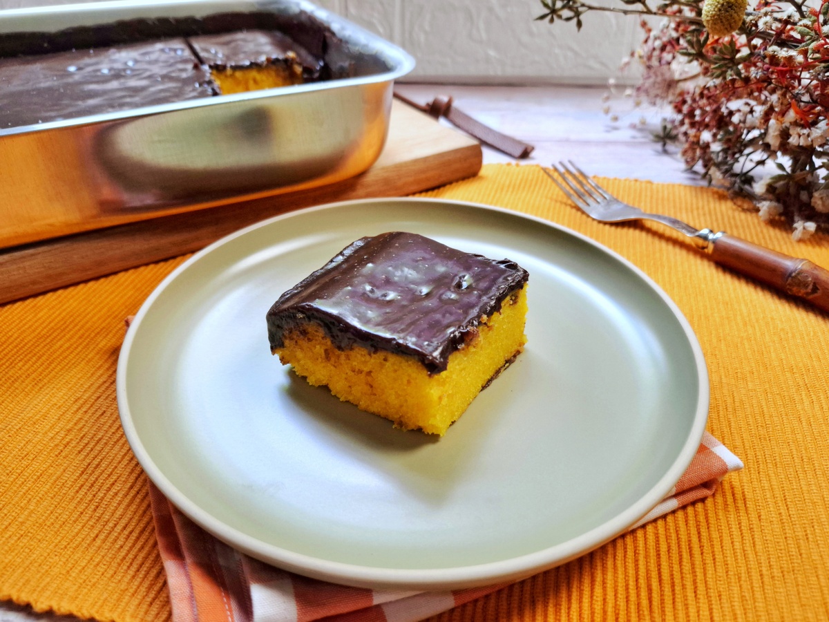 Bolo de cenoura com cobertura de chocolate simples