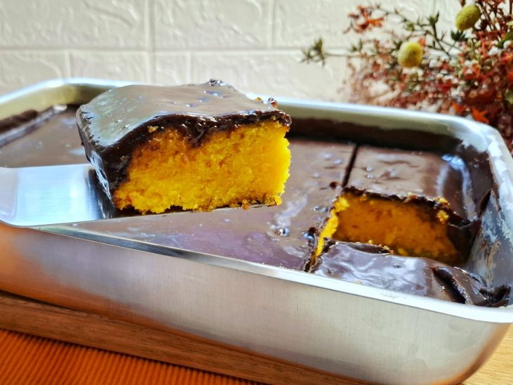 Bolo de cenoura com cobertura de chocolate pronto para consumo.