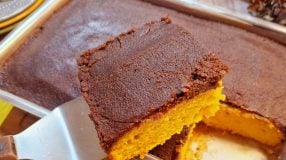 Bolo de cenoura com cobertura de chocolate durinha