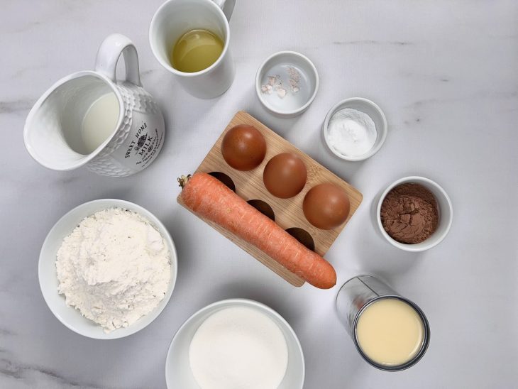 ingredientes reunidos para fazer bolo de cenoura com apenas uma cenoura