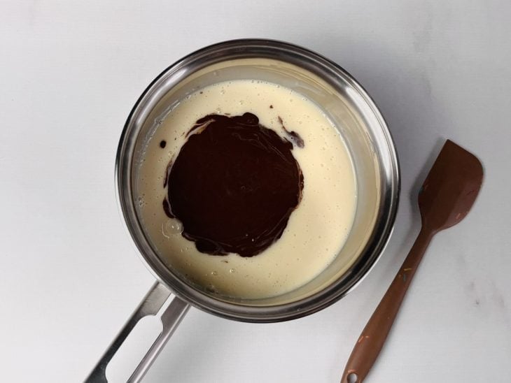 panela com leite condensado e chocolate em pó