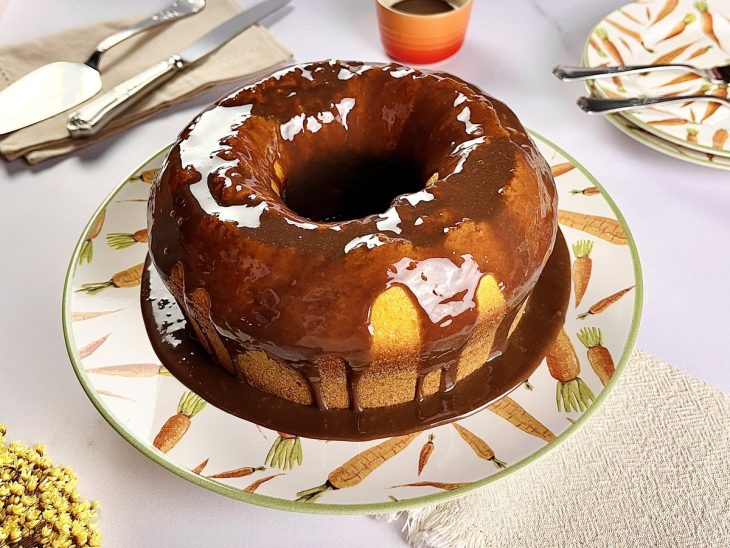 bolo de cenoura com apenas uma cenoura e cobertura de chocolate