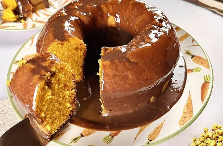 Bolo de cenoura com uma cenoura