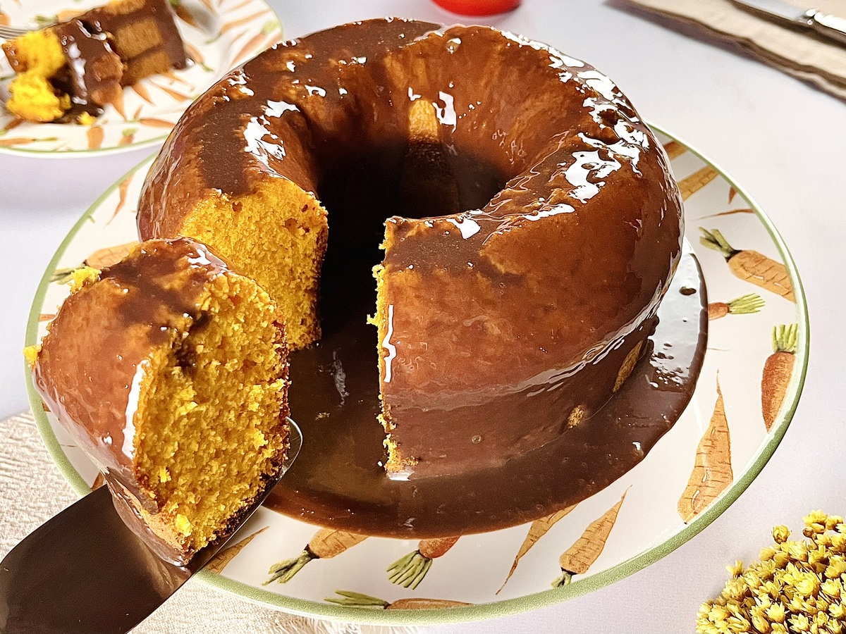 Bolo de cenoura com uma cenoura