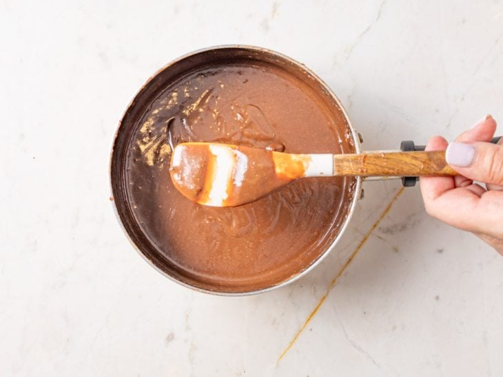 Brigadeiro no ponto para cobrir o bolo.