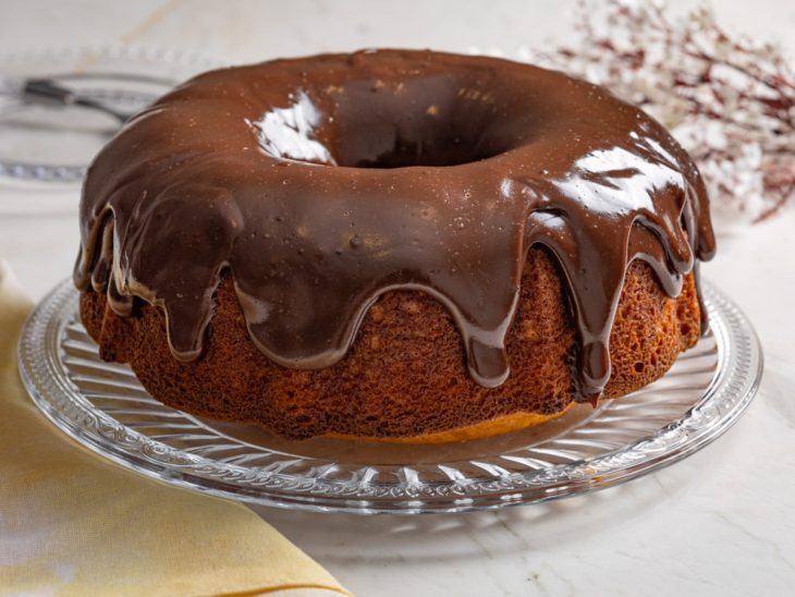 Bolo de cenoura fofinho simples coberto por brigadeiro e pronto para servir.