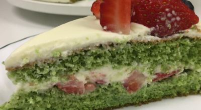 Bolo de chá verde com morango