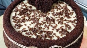 Bolo de chocolate com brigadeiro de Ninho