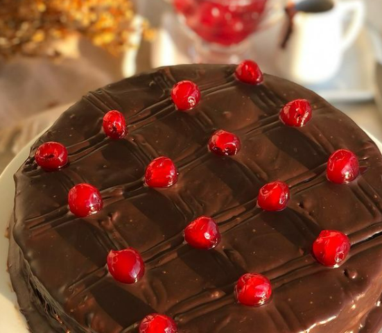 Bolo de chocolate com cereja