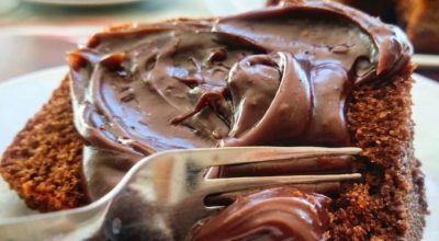 Bolo de chocolate com cobertura de brigadeiro